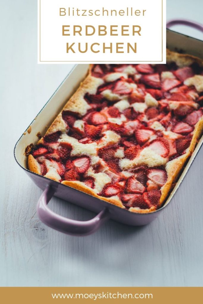 Rezept für Erdbeerkuchen - blitzschnell zubereitet und super lecker | moeyskitchen.com #erdbeerkuchen #erdbeeren #kuchen #backen #rezepte #foodblogger
