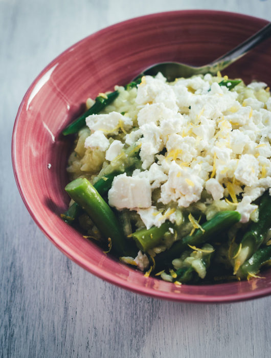 Rezept für Ofenrisotto mit grünem Spargel und Feta | blitzschnell im Ofen zubereitet, ohne lästiges Rühren | moeyskitchen.com #risotto #ofenrisotto #spargel #grünerspargel #feta #vegetarisch #veggie #foodblogger #rezepte