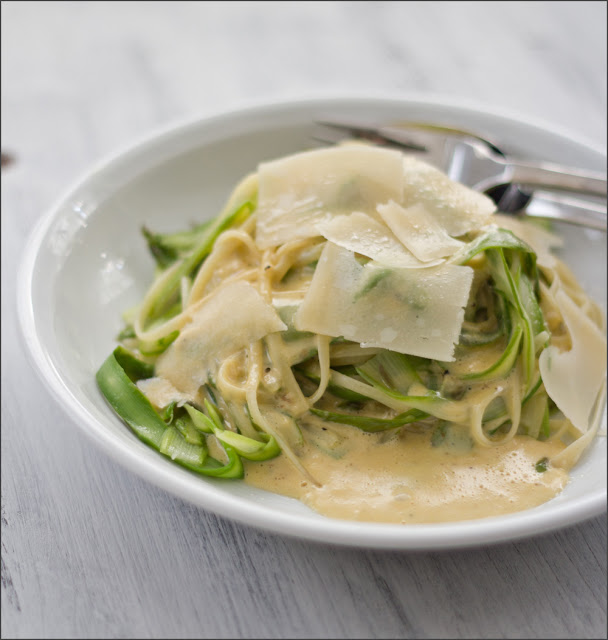 Rezept für Pasta mit grünem Spargel und cremiger Parmesansauce Rezept für Pasta mit grünem Spargel und cremiger Parmesansauce