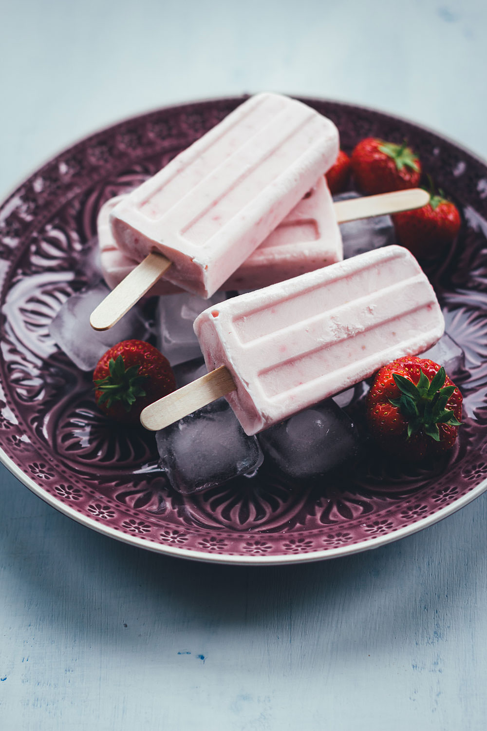 Rezept für Strawberry Cheesecake Popsicles | leckeres Erdbeereis am Stiel mit Frischkäse | blitzschnell zusammengerührt und ohne Eismaschine | moeyskitchen.com #popsicles #eis #eisamstiel #eiscreme #icecream #erdbeeren #erdbeereis #foodblogger #rezepte