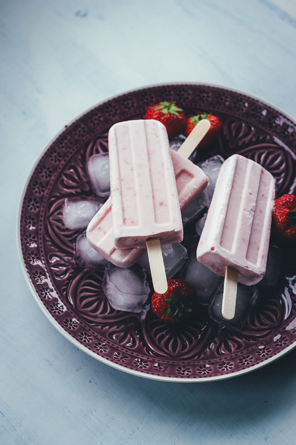 Rezept für Strawberry Cheesecake Popsicles | leckeres Erdbeereis am Stiel mit Frischkäse | blitzschnell zusammengerührt und ohne Eismaschine | moeyskitchen.com #popsicles #eis #eisamstiel #eiscreme #icecream #erdbeeren #erdbeereis #foodblogger #rezepte