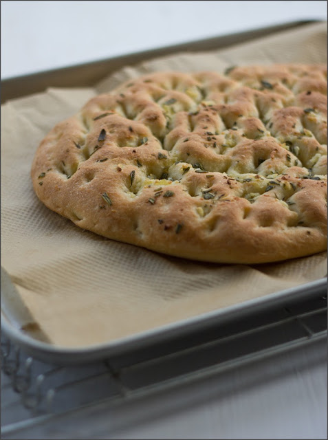 frisch gebackenes Focaccia mit Rosmarin und Meersalz frisch gebackenes Focaccia mit Rosmarin und Meersalz