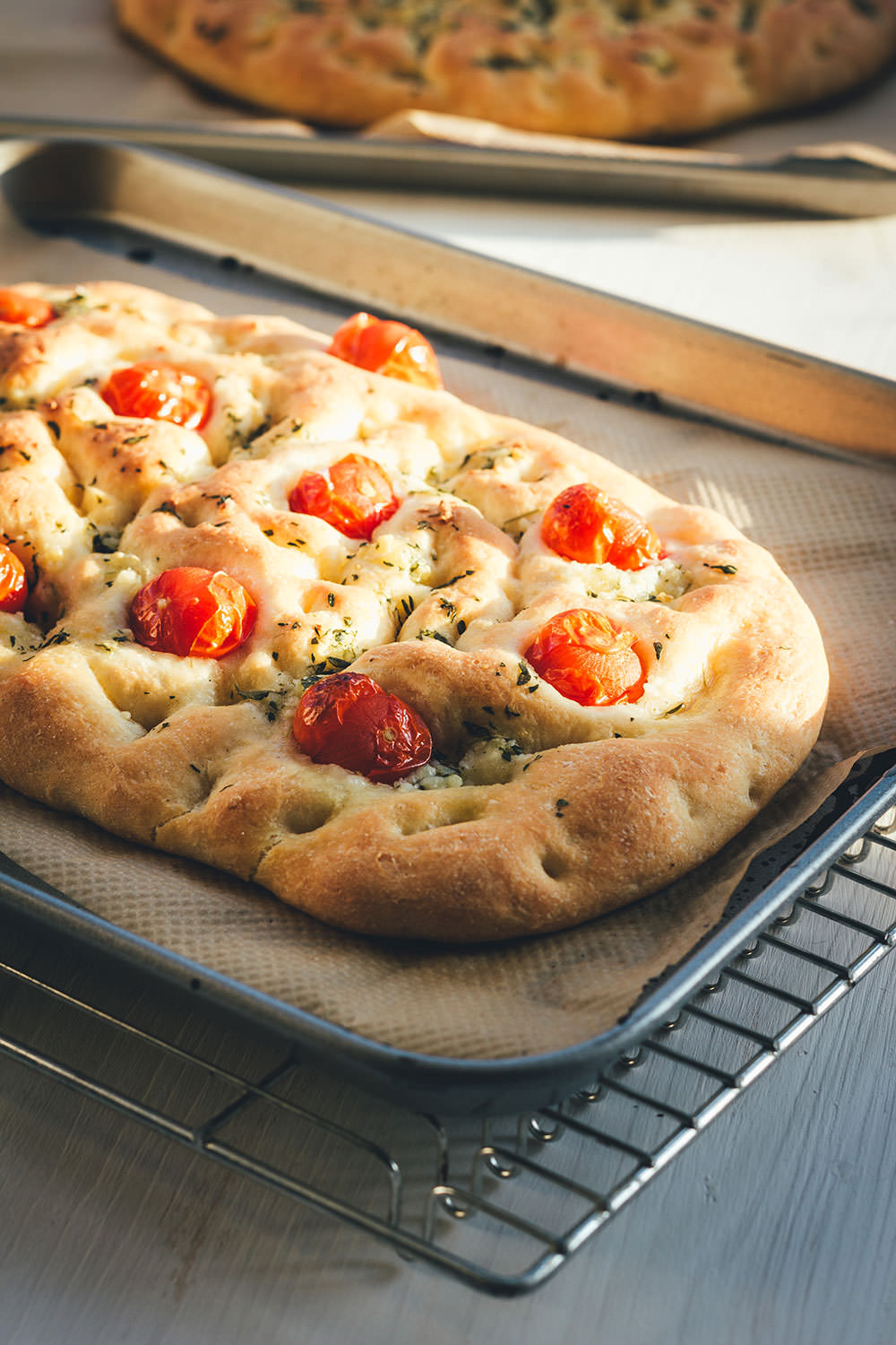 Rezept für selbst gebackene Focaccia | leckeres italienisches Fladenbrot in zwei Varianten: Einmal mit Rosmarin und einmal mit Cherrytomaten und Thymian | perfekt als Beilage zum Grillen | moeyskitchen.com #focaccia #brotbacken #italienischeküche #brot #italienischkochen #tomaten #backen #foodblogger #rezepte #fladenbrot