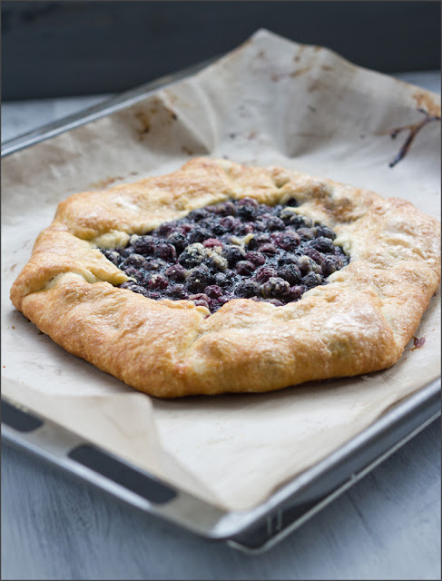 Rustikale, sommerliche Blaubeer-Galette Rustikale, sommerliche Blaubeer-Galette auf dem Backblech