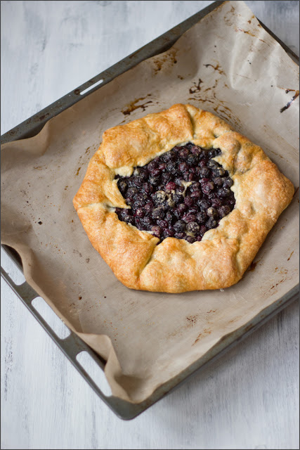 Rustikale, sommerliche Blaubeer-Galette Rustikale, sommerliche Blaubeer-Galette auf einem Backblech serviert