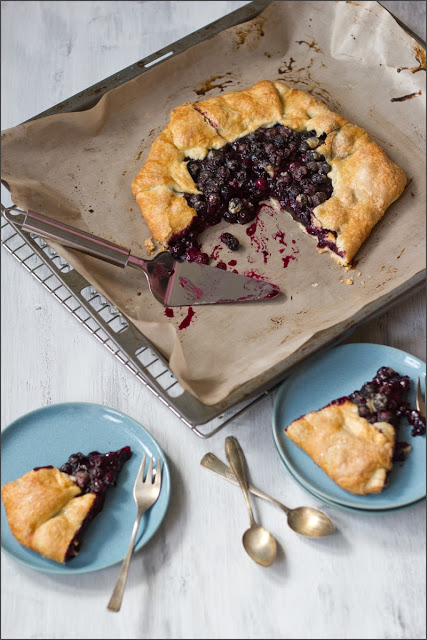 Rustikale, sommerliche Blaubeer-Galette Rustikale, sommerliche Blaubeer-Galette, frisch angeschnitten und warm serviert