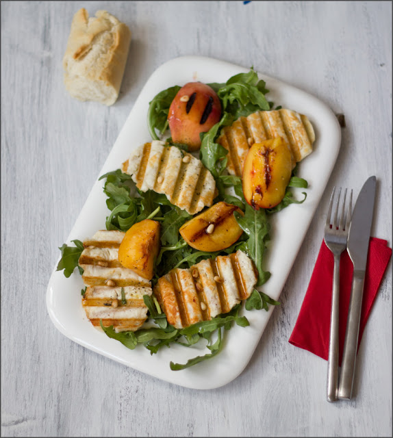 Sommersalat mit Halloumi-Chips und gegrillten Pfirsichen frisch servierter Sommersalat mit Halloumi-Chips und gegrillten Pfirsichen