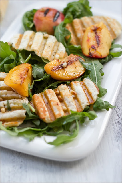Sommersalat mit Halloumi-Chips und gegrillten Pfirsichen frisch angerichteter, geschmacksintensiver Sommersalat mit Halloumi-Chips und gegrillten Pfirsichen