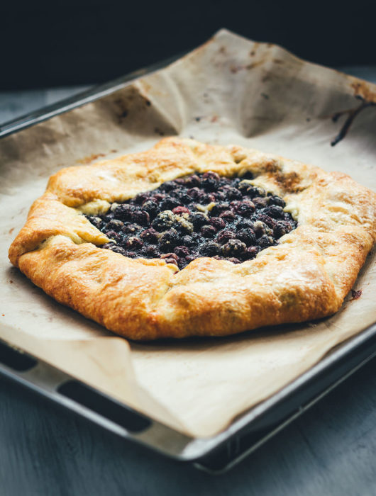 Rezept für sommerliche Blaubeer-Galette | schnelle und einfache Crostata mit Blaubeeren | moeyskitchen.com #blaubeeren #heidelbeeren #blueberries #crostata #galette #tarte #backen #rezepte #foodblogger #sommerrezept