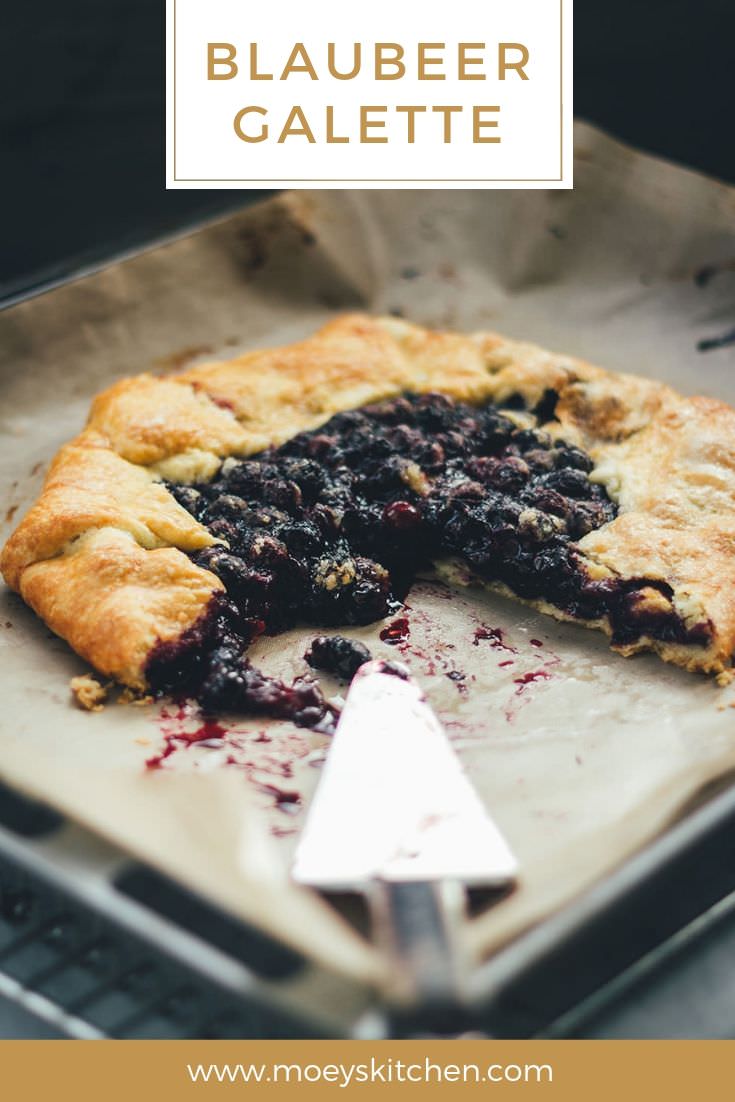 Rezept für sommerliche Blaubeer-Galette | schnelle und einfache Crostata mit Blaubeeren | moeyskitchen.com #blaubeeren #heidelbeeren #blueberries #crostata #galette #tarte #backen #rezepte #foodblogger #sommerrezept