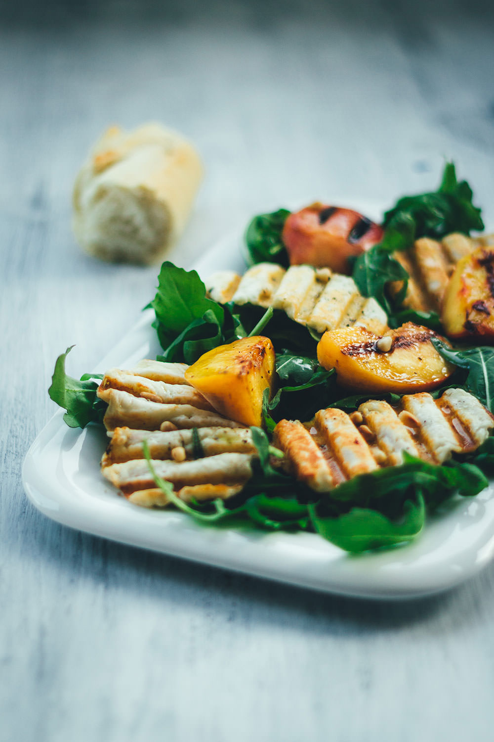 Rezept für fantastischen Sommersalat: Würziger Rucola trifft auf knusprigen Halloumi und süße Pfirsiche vom Grill | moeyskitchen.com #sommersalat #salat #rezepte #halloumi #pfirsiche #rucola #foodblogger #sommer 