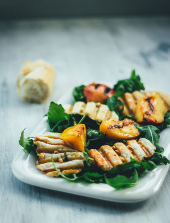 Rezept für fantastischen Sommersalat: Würziger Rucola trifft auf knusprigen Halloumi und süße Pfirsiche vom Grill | moeyskitchen.com #sommersalat #salat #rezepte #halloumi #pfirsiche #rucola #foodblogger #sommer