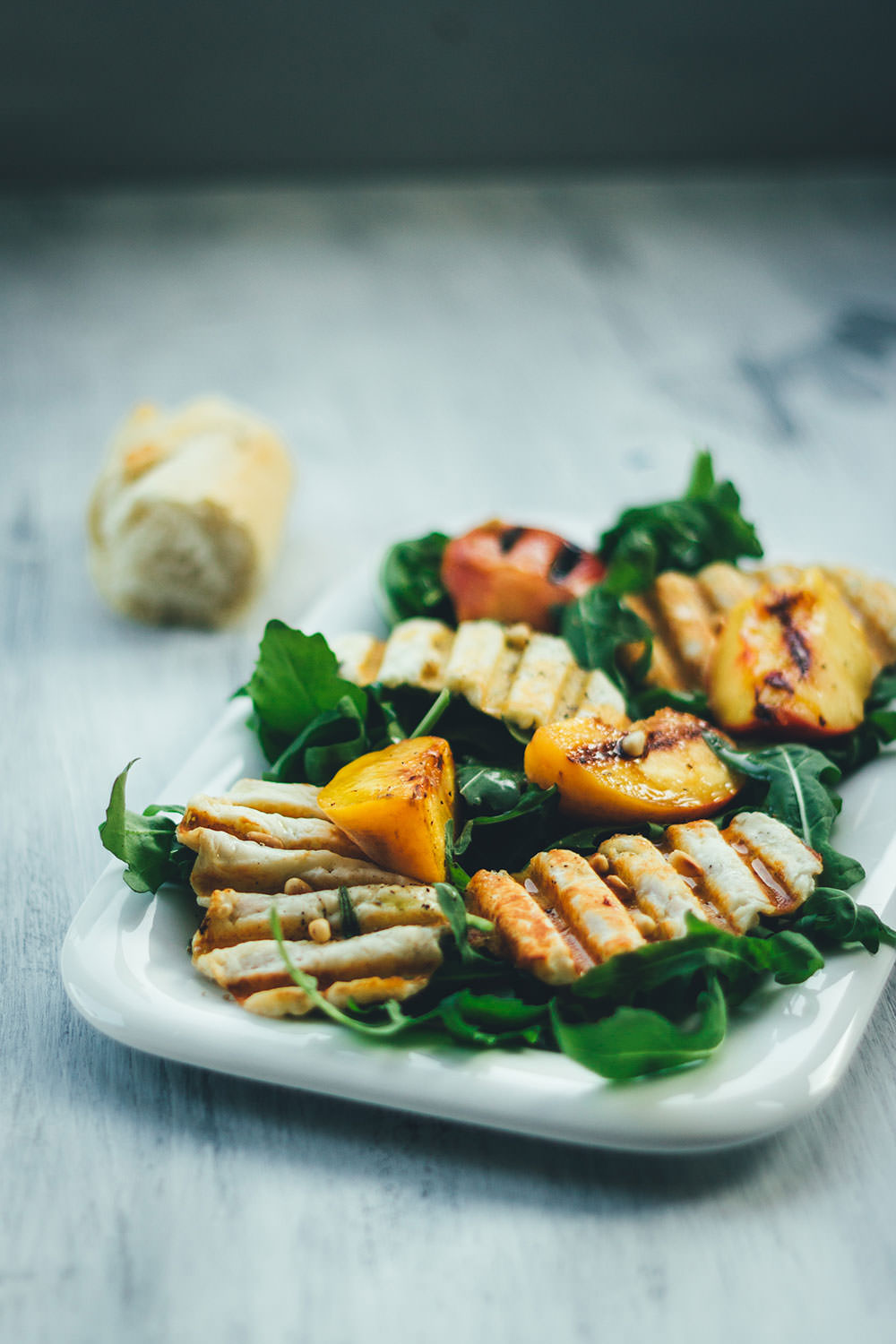 Rezept für fantastischen Sommersalat: Würziger Rucola trifft auf knusprigen Halloumi und süße Pfirsiche vom Grill | moeyskitchen.com #sommersalat #salat #rezepte #halloumi #pfirsiche #rucola #foodblogger #sommer