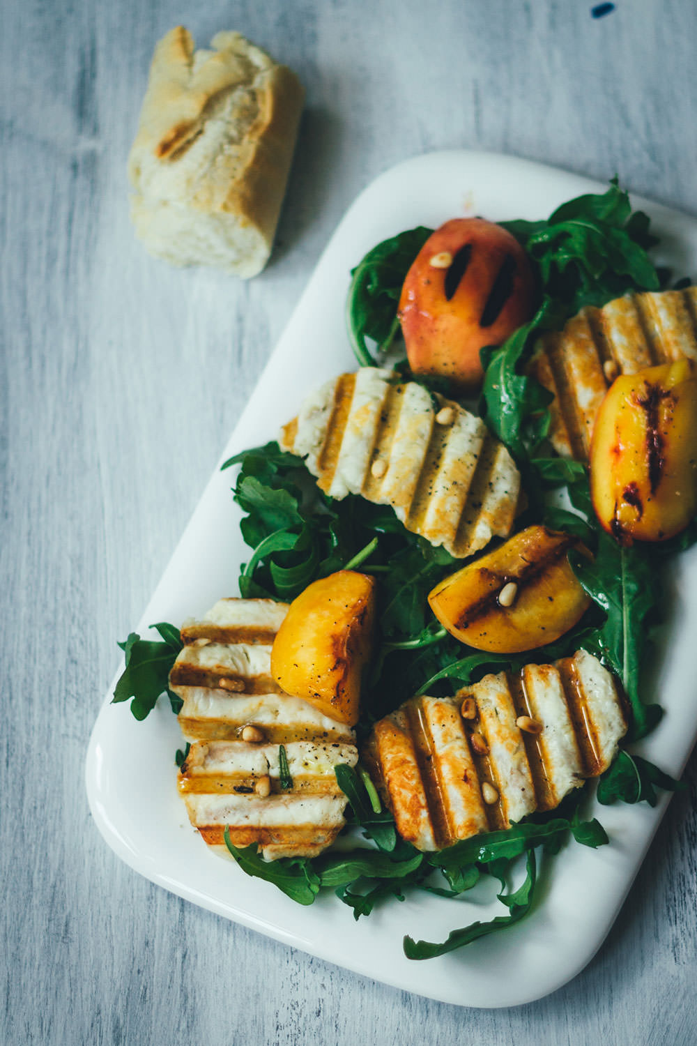 Rezept für fantastischen Sommersalat: Würziger Rucola trifft auf knusprigen Halloumi und süße Pfirsiche vom Grill | moeyskitchen.com #sommersalat #salat #rezepte #halloumi #pfirsiche #rucola #foodblogger #sommer 