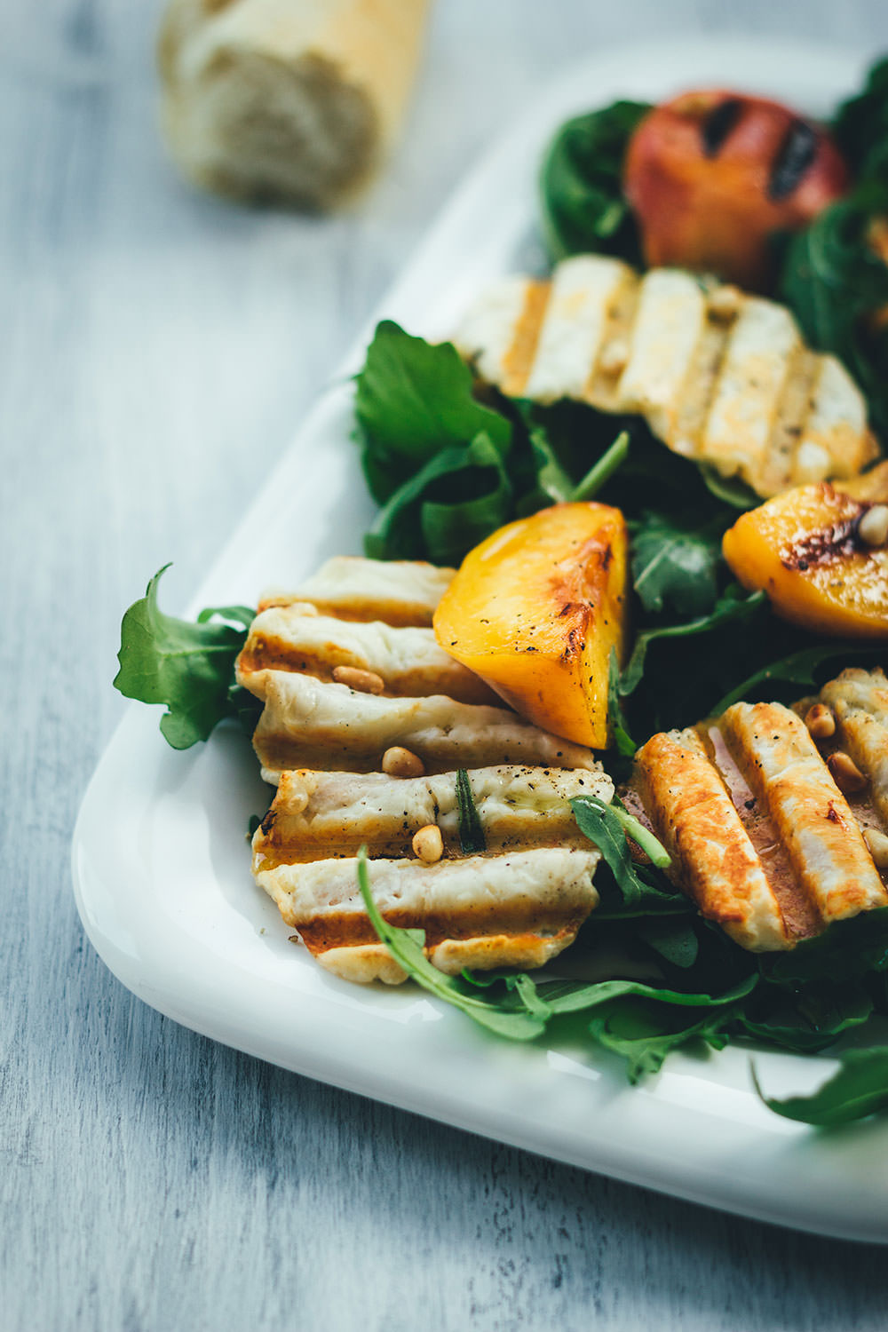 Sommersalat mit Halloumi-Chips und gegrillten Pfirsichen - moey&amp;#39;s ...