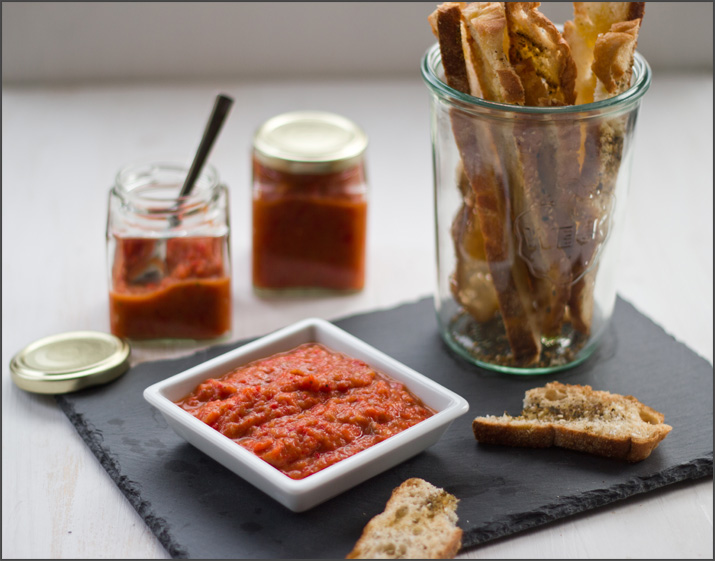 Rezept für milden Ajvar, selbstgekocht Milder Ajvar, selbstgemacht und mit Fladenbrotchips serviert