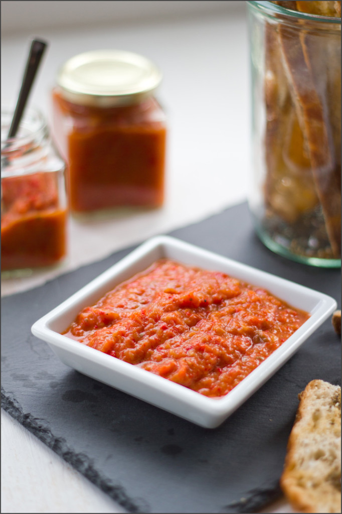 Rezept für milden Ajvar, selbstgemacht milder Ajvar, mit Fladenbrotchips serviert