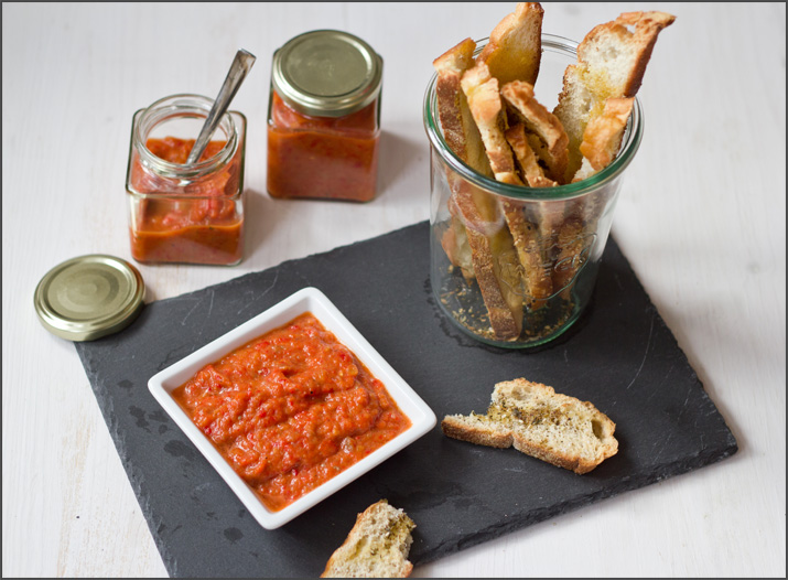 Rezept für milden Ajvar, selbstgemacht selbstgemachter Ajvar, eingekocht und serviert mit Fladenbrotchips