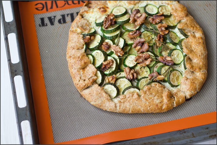 Zucchini-Galette auf dem Blech Zucchini, Galette, Crostata, Tarte, Blech, Walnüsse, Ricotta, Rosmarin