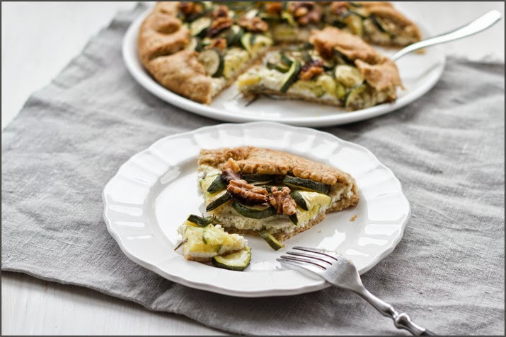 Zucchini-Galette angerichtet Zucchini, Galette, Crostata, Walnüsse, Ricotta, Teller, Gabel