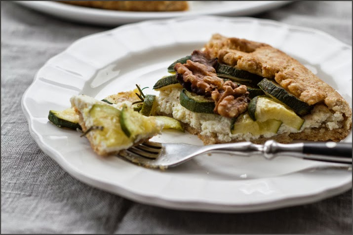 Zucchini-Galatte auf einem Teller Zucchini, Galette, Crostata, Tarte, Teller, Rosmarin, Walnüsse, Gabel, Teller