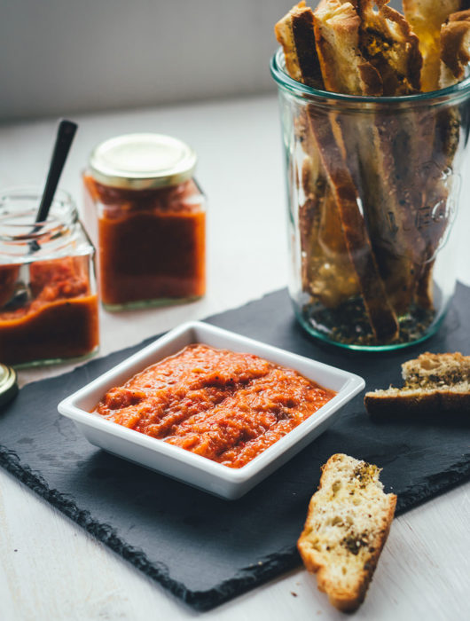 Rezept für selbst gemachten milden Ajvar | auf Vorrat einkochen und das Sommergemüse konservieren | moeyskitchen.com #ajvar #einmachen #einkochen #canning #paprika #aubergine #sommerrezepte #rezepte #foodblogger