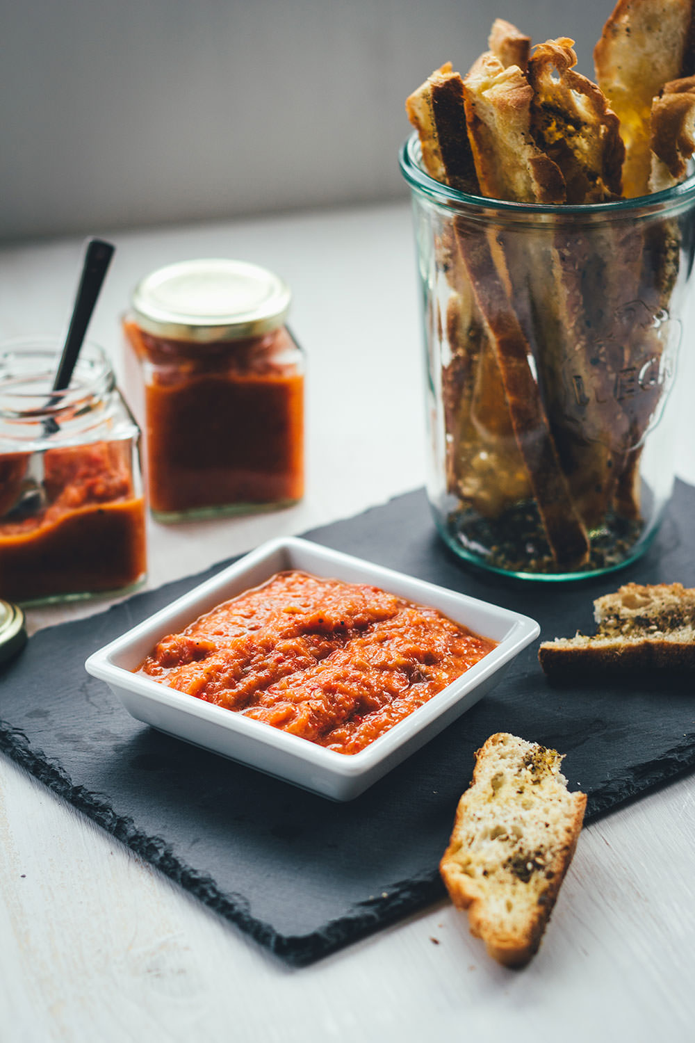 Rezept für selbst gemachten milden Ajvar | auf Vorrat einkochen und das Sommergemüse konservieren | moeyskitchen.com #ajvar #einmachen #einkochen #canning #paprika #aubergine #sommerrezepte #rezepte #foodblogger