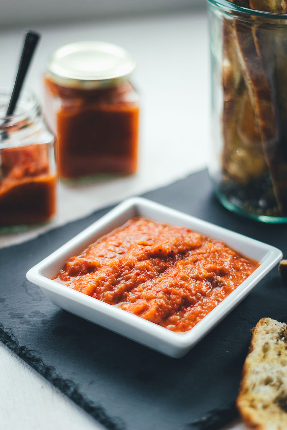 Rezept für selbst gemachten milden Ajvar | auf Vorrat einkochen und das Sommergemüse konservieren | moeyskitchen.com #ajvar #einmachen #einkochen #canning #paprika #aubergine #sommerrezepte #rezepte #foodblogger