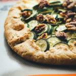 Rezept für spätsommerliche Zucchini-Galette | knusprige Tarte mit Zucchini, Ricotta, Büffelmozzarella und Walnüssen | moeyskitchen.com #galette #tarte #zucchini #courgette #büffelmozzarella #ricotta #vegetarisch #veggie #abendessen #dinner #feierabendküche #sommerküche #rezepte #foodblogger
