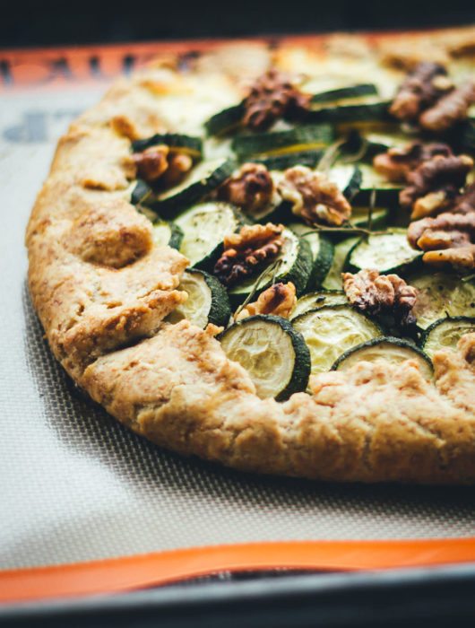 Rezept für spätsommerliche Zucchini-Galette | knusprige Tarte mit Zucchini, Ricotta, Büffelmozzarella und Walnüssen | moeyskitchen.com #galette #tarte #zucchini #courgette #büffelmozzarella #ricotta #vegetarisch #veggie #abendessen #dinner #feierabendküche #sommerküche #rezepte #foodblogger