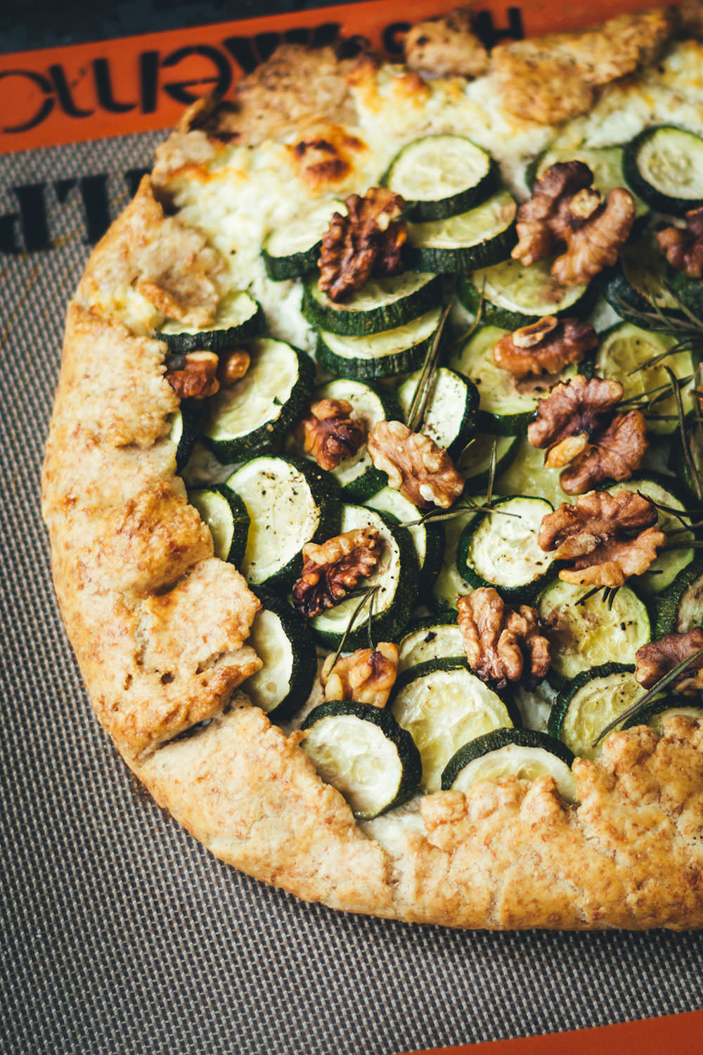 Rezept für spätsommerliche Zucchini-Galette | knusprige Tarte mit Zucchini, Ricotta, Büffelmozzarella und Walnüssen | moeyskitchen.com #galette #tarte #zucchini #courgette #büffelmozzarella #ricotta #vegetarisch #veggie #abendessen #dinner #feierabendküche #sommerküche #rezepte #foodblogger