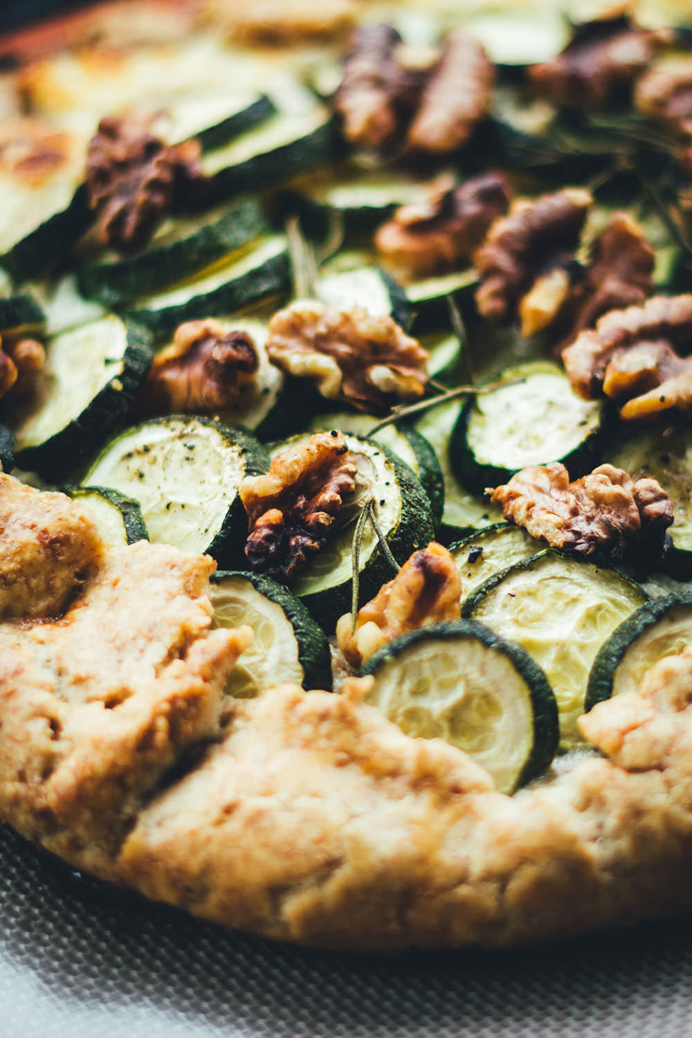 Rezept für spätsommerliche Zucchini-Galette | knusprige Tarte mit Zucchini, Ricotta, Büffelmozzarella und Walnüssen | moeyskitchen.com #galette #tarte #zucchini #courgette #büffelmozzarella #ricotta #vegetarisch #veggie #abendessen #dinner #feierabendküche #sommerküche #rezepte #foodblogger