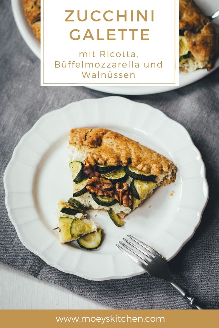 Rezept für spätsommerliche Zucchini-Galette | knusprige Tarte mit Zucchini, Ricotta, Büffelmozzarella und Walnüssen | moeyskitchen.com #galette #tarte #zucchini #courgette #büffelmozzarella #ricotta #vegetarisch #veggie #abendessen #dinner #feierabendküche #sommerküche #rezepte #foodblogger