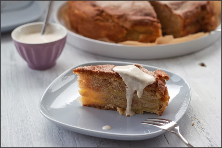 Saftiger Apfel-Schichtkuchen nach Annik Wecker, serviert mit Crème fraîche Inspiration aus dem Buch Anniks Lieblingskuchen