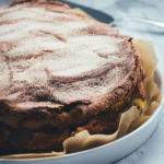Rezept für saftigen Apfel-Schichtkuchen mit Crème fraîche und Zimt – nach einer Idee von Annik Wecker | moeyskitchen.com #apfelkuchen #äpfel #herbst #kuchen #kuchenbacken #rezepte #foodblogger #backen #backrezepte