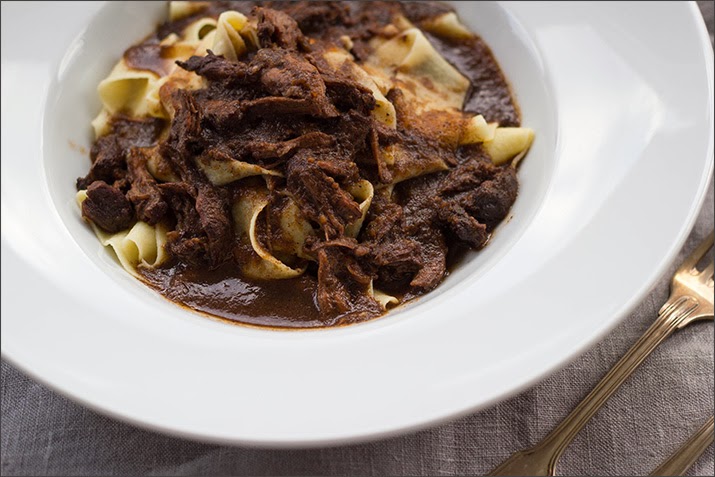 Ochsenschwanz-Ragout mit Bandnudeln