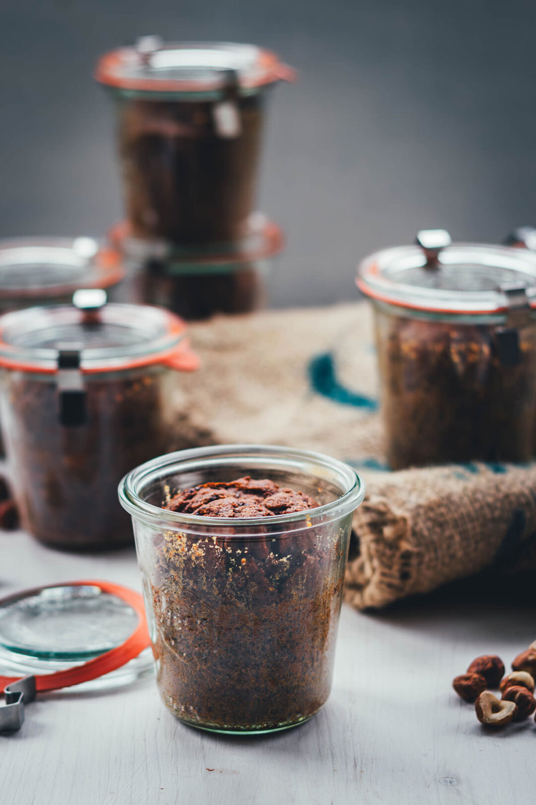 Rezept für einen leckeren Glaskuchen. Das ist ein in kleinen Portionen im Glas gebackener Kuchen. In hitzebeständigen Gläsern klappt das super einfach und man hat eine Portion frisch gebackenen Kuchen im Vorrat. Zum Beispiel als Geschenk aus der Küche oder zum Kaffee und Kuchen für den spontanen Besuch. Hier backe ich einen zur Adventszeit passenden Schoko-Gewürz-Kuchen als Glaskuchen | moeyskitchen.com