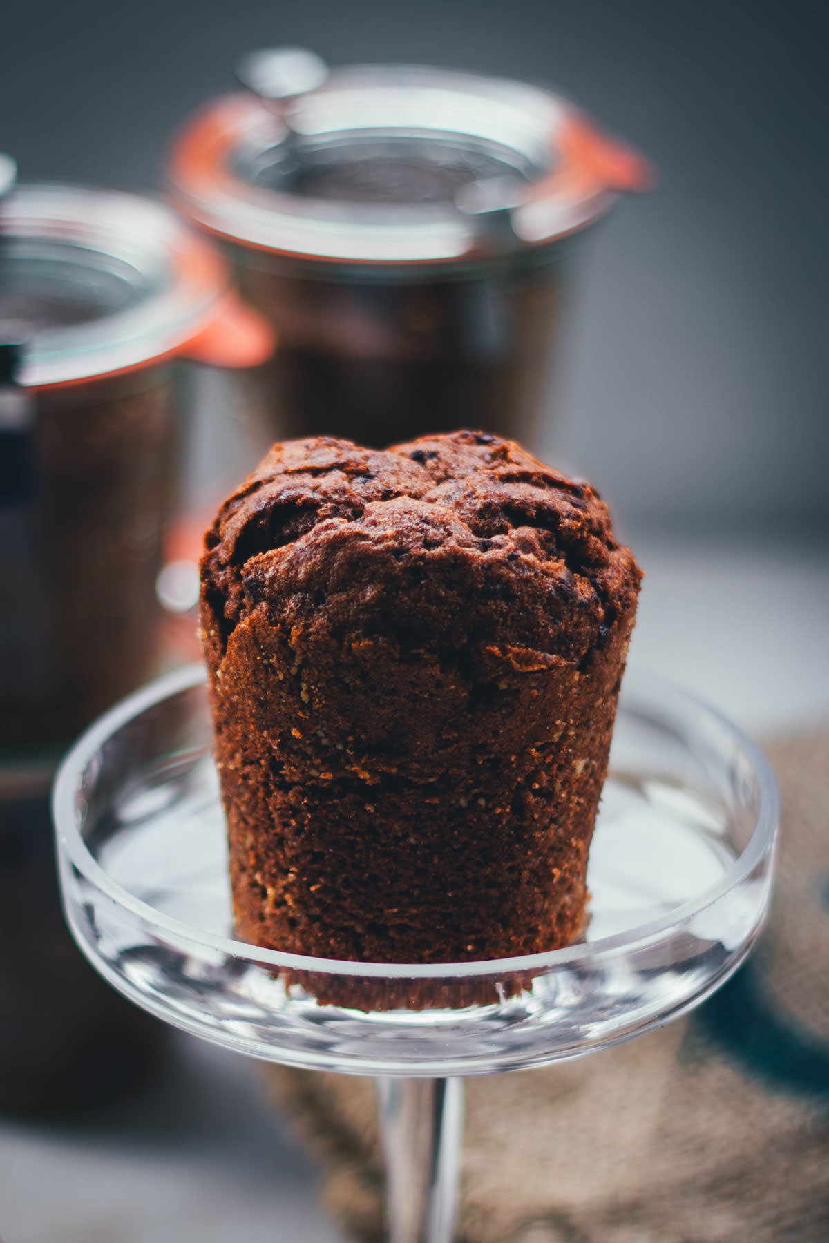 Rezept für einen leckeren Glaskuchen. Das ist ein in kleinen Portionen im Glas gebackener Kuchen. In hitzebeständigen Gläsern klappt das super einfach und man hat eine Portion frisch gebackenen Kuchen im Vorrat. Zum Beispiel als Geschenk aus der Küche oder zum Kaffee und Kuchen für den spontanen Besuch. Hier backe ich einen zur Adventszeit passenden Schoko-Gewürz-Kuchen als Glaskuchen | moeyskitchen.com