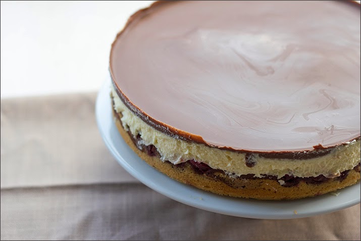 Klassische Donauwelle als runde Torte auf einer Tortenplatte