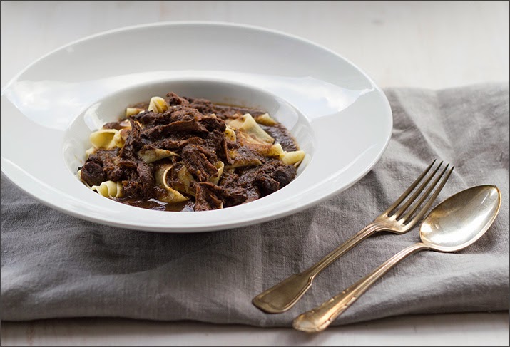 Eine Portion Ochsenschwanzragout auf frischer, hausgemachter Pasta