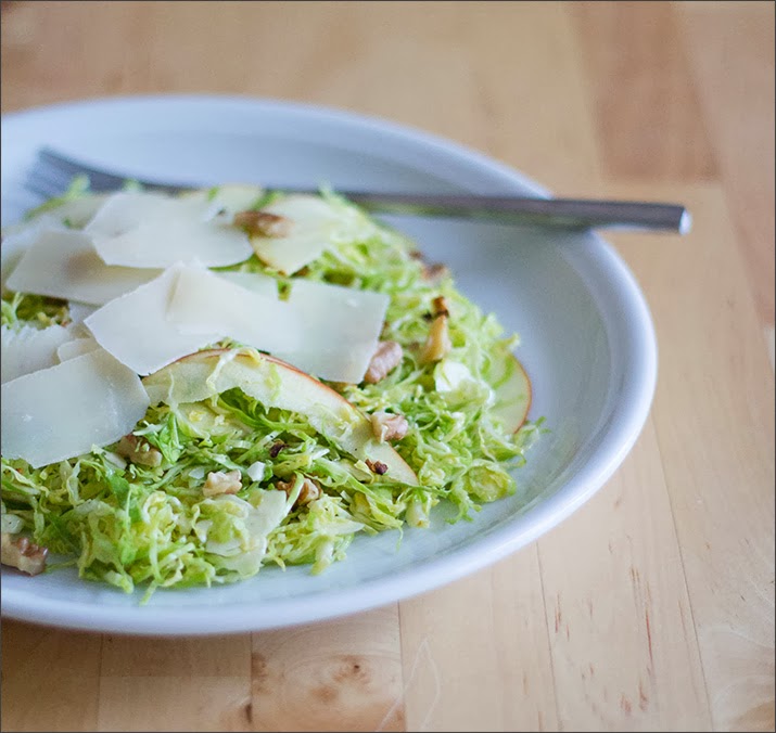 Salat aus Rosenkohl mit Apfelspalten, gehackten Walnüssen und Pecorino-Spänen