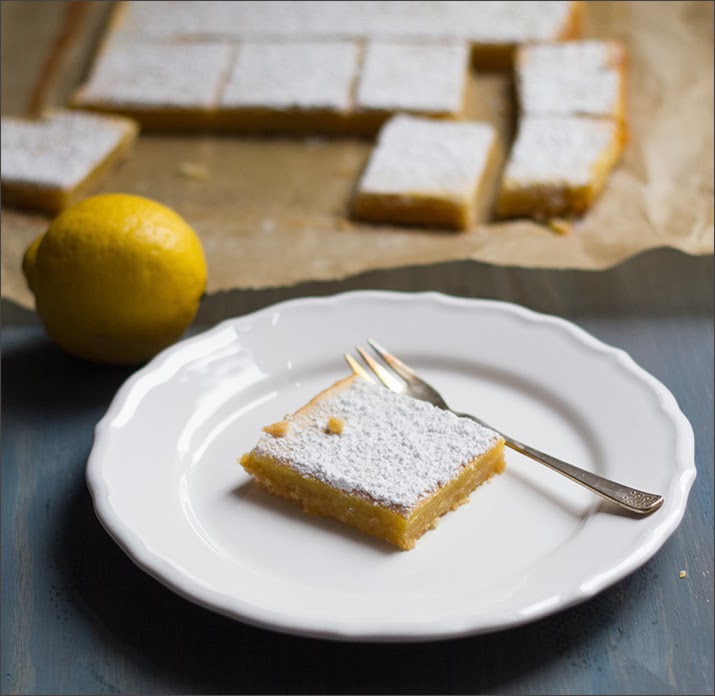 angerichtete Lemon Square Bars auf einem Teller