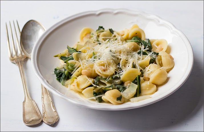 Pastagericht auf Teller: Orecchiette mit Mangold und weißen Bohnen