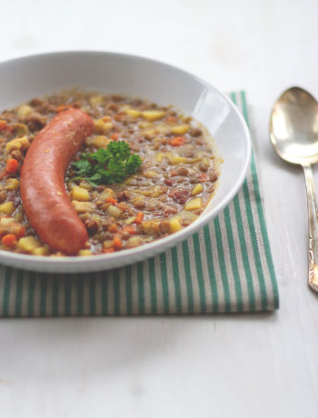 Rezept für deftige Linsensuppe | selbst gemacht mit frischem Gemüse, Speck und Mettenden | moeyskitchen.com