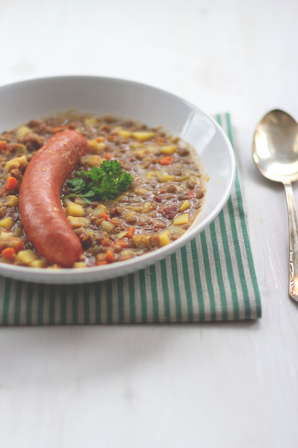 Rezept für deftige Linsensuppe | selbst gemacht mit frischem Gemüse, Speck und Mettenden | moeyskitchen.com