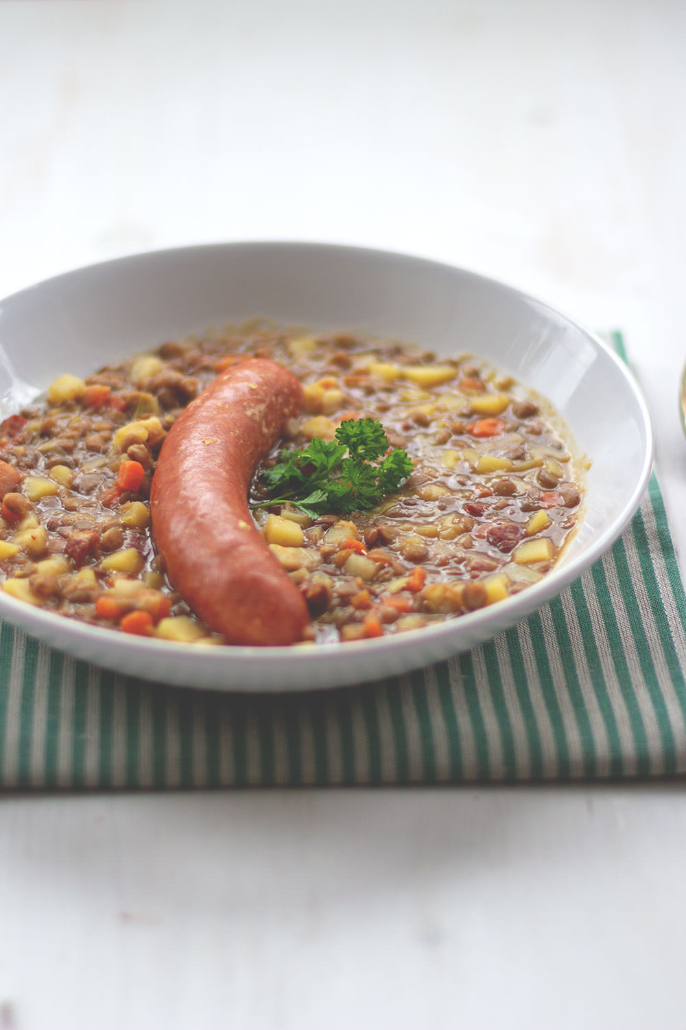 Rezept für deftige Linsensuppe | selbst gemacht mit frischem Gemüse, Speck und Mettenden | moeyskitchen.com