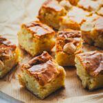 Rezept für saftige Blondies mit weißer Schokolade und gesalzenen Macadamias. Das sind quasi goldbraune Brownies ohne dunkle Schokolade, mit karamelligem Geschmack. Schnell gemacht aus nur wenigen Zutaten. Ein echtes Standardrezept! | moeyskitchen.com