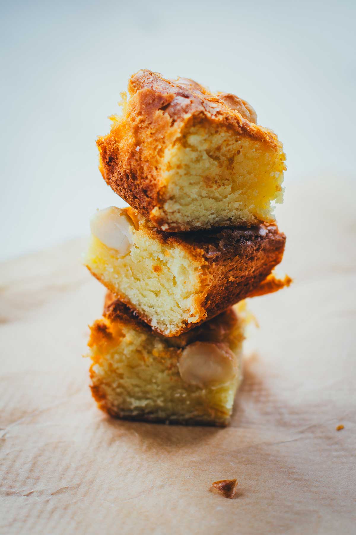 Rezept für saftige Blondies mit weißer Schokolade und gesalzenen Macadamias. Das sind quasi goldbraune Brownies ohne dunkle Schokolade, mit karamelligem Geschmack. Schnell gemacht aus nur wenigen Zutaten. Ein echtes Standardrezept! | moeyskitchen.com