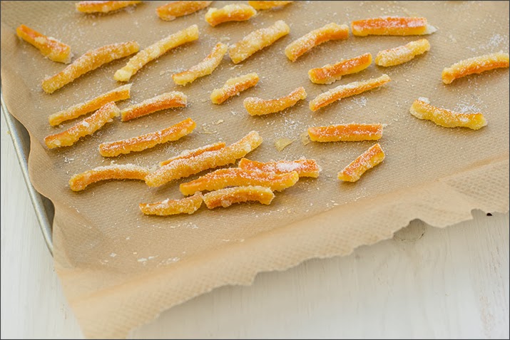 Kandierte Orangenschale mit Zartbitterschokolade | moeyskitchen.com Kandierte Orangenschale mit Zartbitterschokolade | moeyskitchen.com
