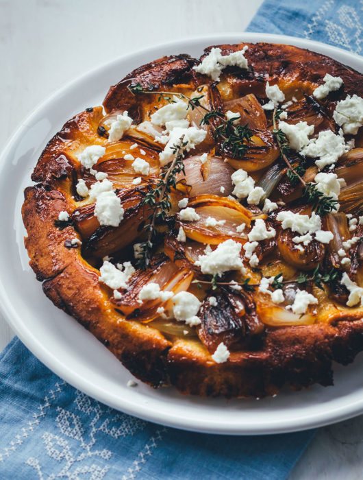 Rezept für Schalotten-Tarte-Tatin | herzhafte Tarte Tatin mit knusprigem Mürbeteigboden, Feta und Thymian | moeyskitchen.com #tartetatin #tarte #rezepte #foodblogger #vegetarisch #backen #backrezepte